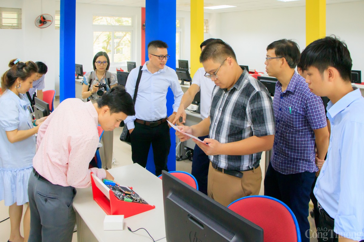 Để việc đào tạo nguồn nhân lực vi mạch bán dẫn nói riêng, nhân lực công nghệ thông tin – công nghệ số nói chung đạt chất lượng cao và sát với nhu cầu của doanh nghiệp, TS. Trần Thế Sơn đề xuất đến các doanh nghiệp, nhà đầu tư tiềm năng tham gia đoàn khảo sát về việc hợp tác về đào tạo, xây dựng chương trình đào tạo và tham gia đào tạo cho giảng viên, sinh viên. Tăng cường kết nối, chia sẻ tài nguyên, cơ sở vật chất để việc đào tạo đạt hiểu quả cao hơn trong thời gian tới. Để việc đào tạo nguồn nhân lực vi mạch bán dẫn nói riêng, nhân lực công nghệ thông tin – công nghệ số nói chung đạt chất lượng cao và sát với nhu cầu của doanh nghiệp, TS. Trần Thế Sơn đề xuất đến các doanh nghiệp, nhà đầu tư tiềm năng tham gia đoàn khảo sát về việc hợp tác về đào tạo, xây dựng chương trình đào tạo và tham gia đào tạo cho giảng viên, sinh viên. Tăng cường kết nối, chia sẻ tài nguyên, cơ sở vật chất để việc đào tạo đạt hiểu quả cao hơn trong thời gian tới.