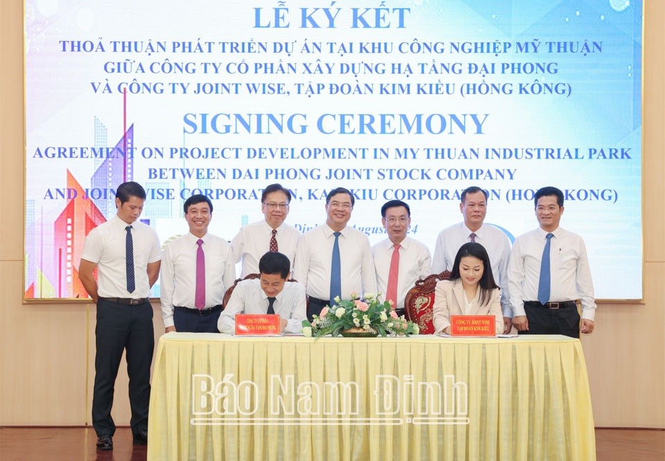 Lễ ký kết giữa Công ty Cổ phần xây dựng hạ tầng Đại Phong và Công ty Joint Wise, Tập đoàn Kim Kiều (Hồng Kông). Ảnh: Viết Dư Lễ ký kết giữa Công ty Cổ phần xây dựng hạ tầng Đại Phong và Công ty Joint Wise, Tập đoàn Kim Kiều (Hồng Kông). Ảnh: Viết Dư