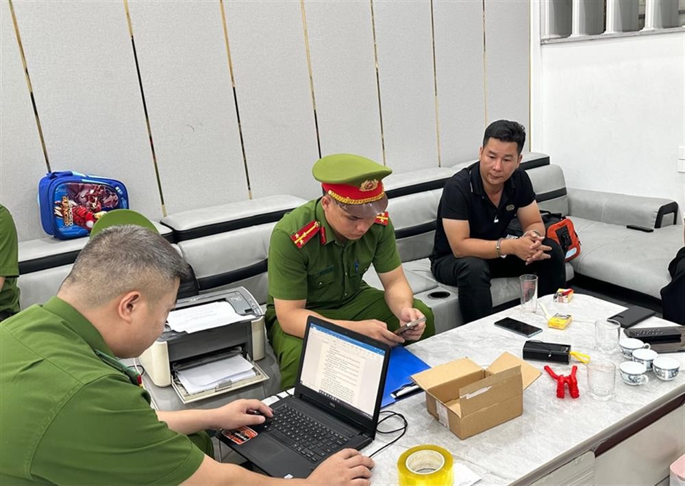 Lực lượng chức năng lấy lời khai đối tượng Nguyễn Văn Hiệp (sinh năm 1982, thường trú tại xã Tam Đa, Yên Phong, Bắc Ninh). Lực lượng chức năng lấy lời khai đối tượng Nguyễn Văn Hiệp (sinh năm 1982, thường trú tại xã Tam Đa, Yên Phong, Bắc Ninh).