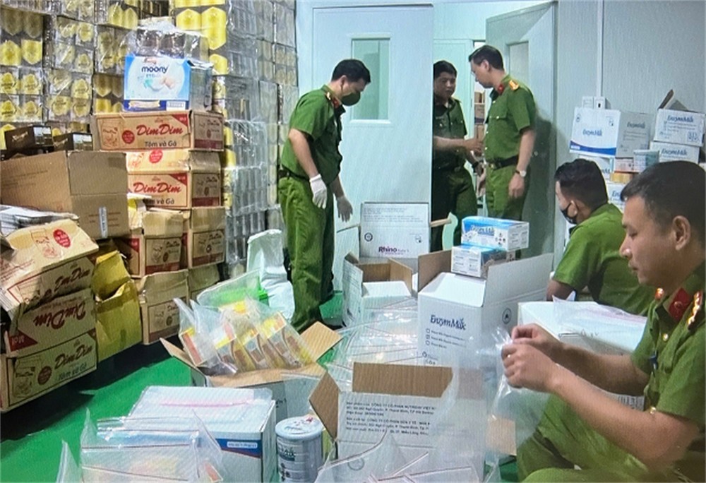 Lực lượng chức năng tiến hành kiểm tra, thu giữ một số các sản phẩm sữa tại kho hàng Công ty CP sữa Hà Lan tại TP Chí Linh, tỉnh Hải Dương. Lực lượng chức năng tiến hành kiểm tra, thu giữ một số các sản phẩm sữa tại kho hàng Công ty CP sữa Hà Lan tại TP Chí Linh, tỉnh Hải Dương.