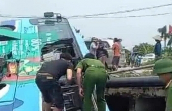Hà Nội: 14 người thoát chết thần kỳ trên xe bus bị tông 'bay' xuống mương nước
