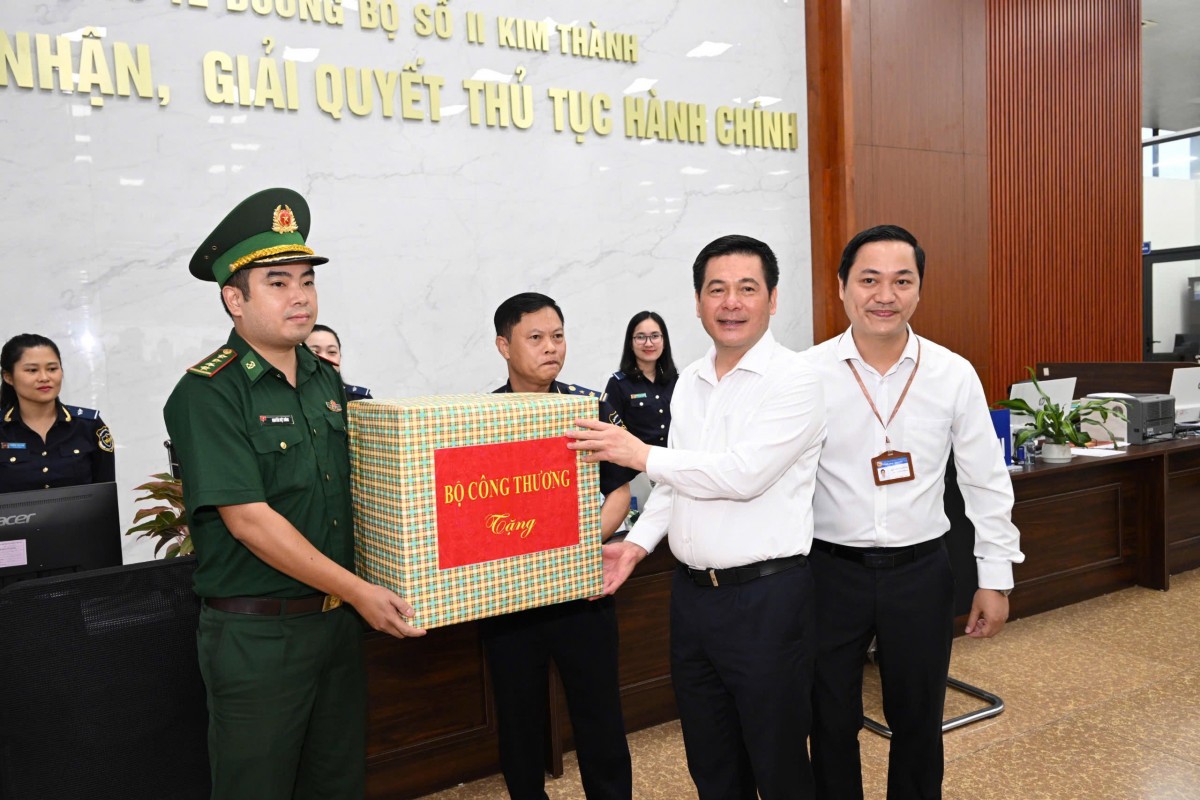 undefined Bộ trưởng Nguyễn Hồng Diên cùng Đoàn công tác Bộ Công Thương thị sát tại Cửa khẩu quốc tế Kim Thành
