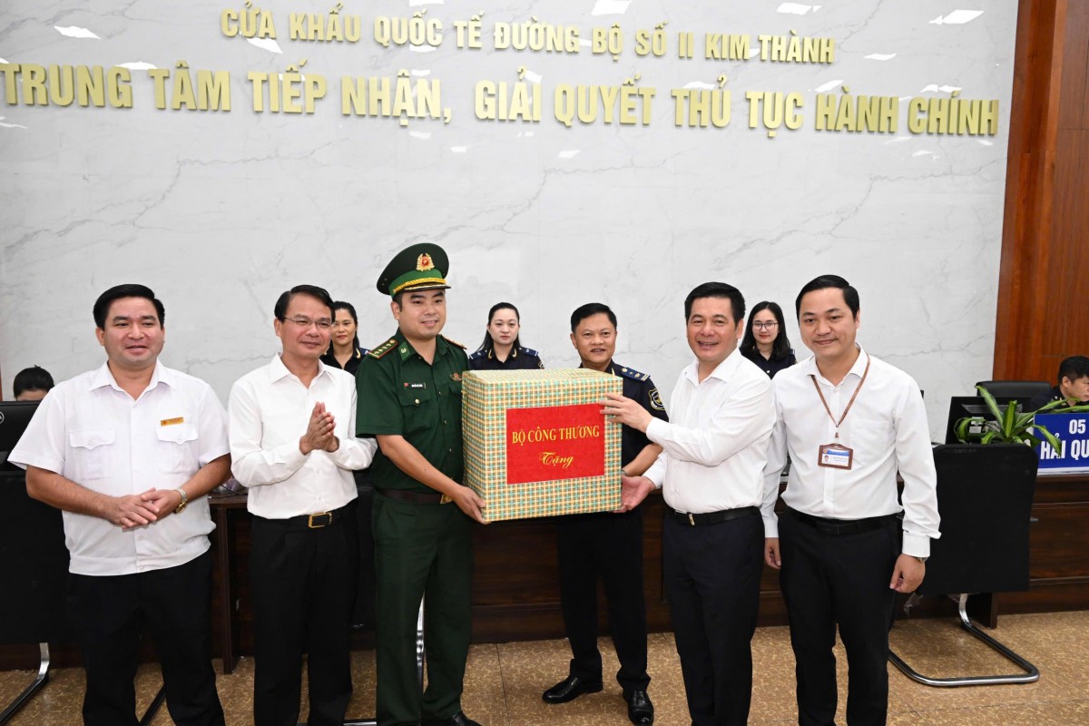 Bộ trưởng Nguyễn Hồng Diên cùng Đoàn công tác Bộ Công Thương thị sát tại Cửa khẩu quốc tế Kim Thành Bộ trưởng Nguyễn Hồng Diên cùng Đoàn công tác Bộ Công Thương thị sát tại Cửa khẩu quốc tế Kim Thành
