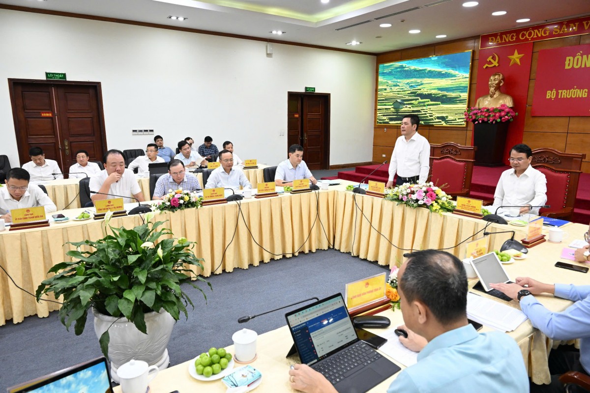 Bộ trưởng Nguyễn Hồng Diên cùng Đoàn công tác Bộ Công Thương làm việc với tỉnh Lào Cai Bộ trưởng Nguyễn Hồng Diên cùng Đoàn công tác Bộ Công Thương làm việc với tỉnh Lào Cai