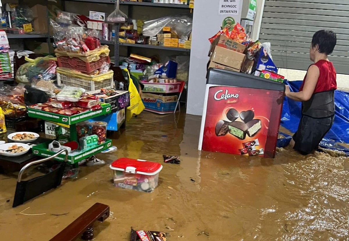 Nước lũ tràn về Cam Đường, thành phố Lào Cai khiến cho người dân chật vật chạy lũ (Ảnh: Laocaionline).