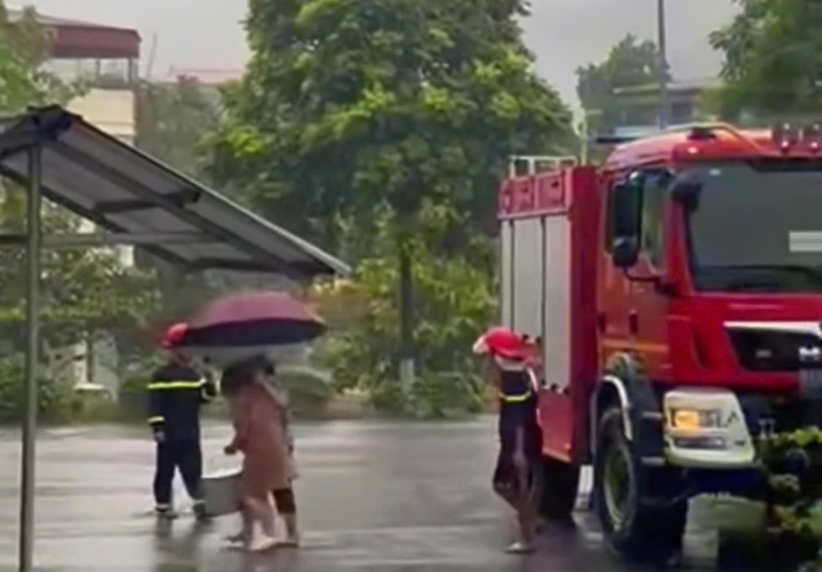 Cảnh sát đưa bà bầu đau đẻ tại