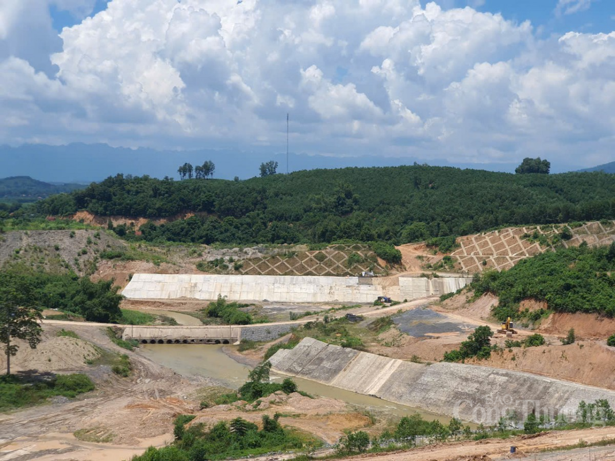 Hoà Bình: Cận cảnh hồ chứa nước Cánh Tạng 4000 tỷ khiến loạt cán bộ huyện, xã bị khởi tố Hoà Bình: Cận cảnh hồ chứa nước Cánh Tạng 4000 tỷ khiến loạt cán bộ huyện, xã bị khởi tố