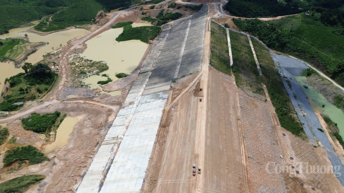 Hoà Bình: Cận cảnh hồ chứa nước Cánh Tạng 4000 tỷ khiến loạt cán bộ huyện, xã bị khởi tố Hoà Bình: Cận cảnh hồ chứa nước Cánh Tạng 4000 tỷ khiến loạt cán bộ huyện, xã bị khởi tố