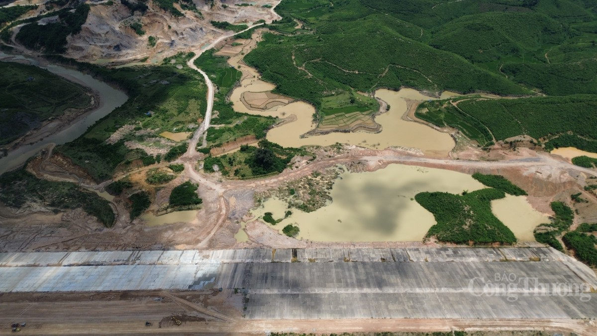 Hoà Bình: Cận cảnh hồ chứa nước Cánh Tạng 4000 tỷ khiến loạt cán bộ huyện, xã bị khởi tố Hoà Bình: Cận cảnh hồ chứa nước Cánh Tạng 4000 tỷ khiến loạt cán bộ huyện, xã bị khởi tố