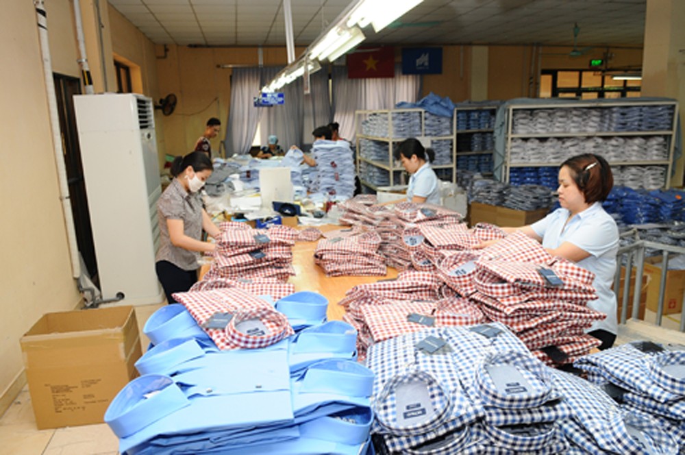 Dệt may là ngành sản xuất và xuất khẩu chủ lực của Việt Nam trong nhiều năm Dệt may là ngành sản xuất và xuất khẩu chủ lực của Việt Nam trong nhiều năm