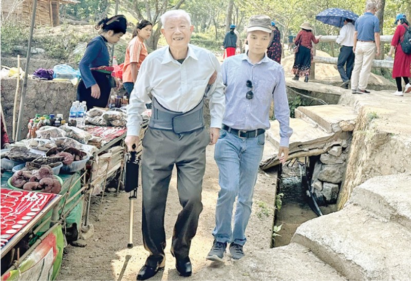 Người chiến sỹ Điện Biên và con đường huyền thoại! Người chiến sỹ Điện Biên và con đường huyền thoại!