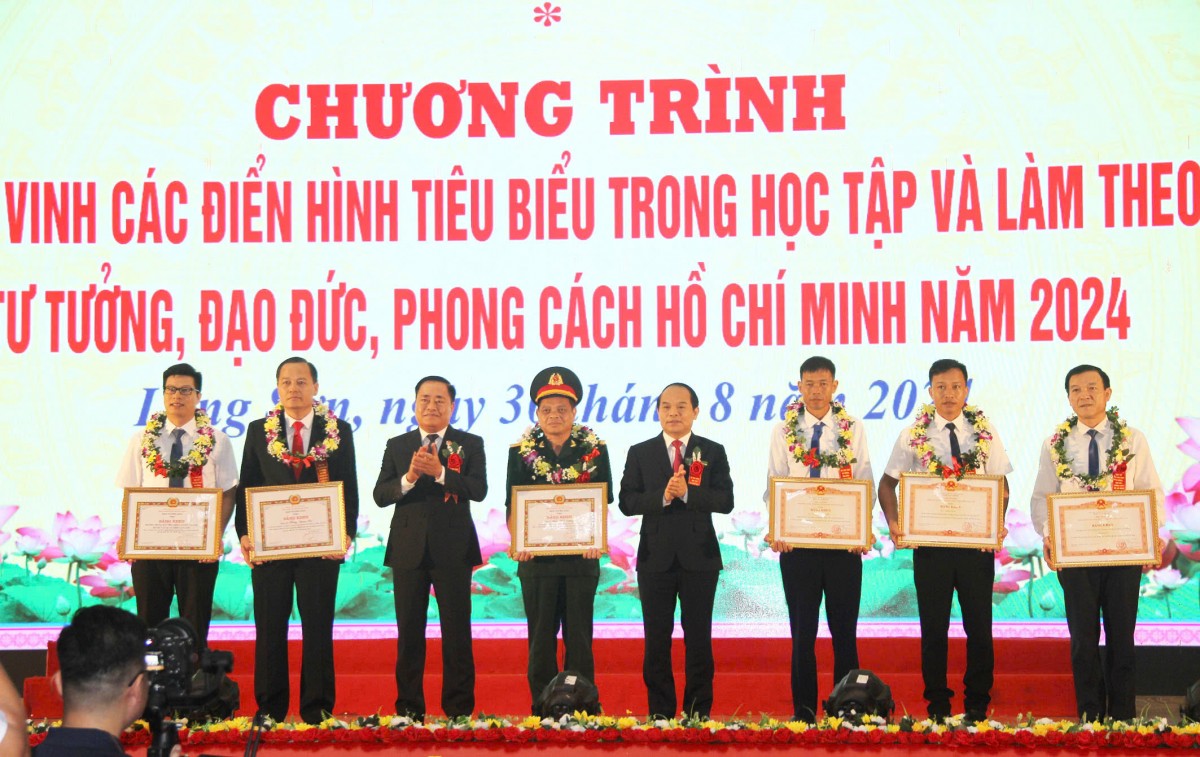Lạng Sơn: Tôn vinh các điển hình trong học tập và làm theo tư tưởng, đạo đức Hồ Chí Minh Lạng Sơn: Tôn vinh các điển hình trong học tập và làm theo tư tưởng, đạo đức Hồ Chí Minh