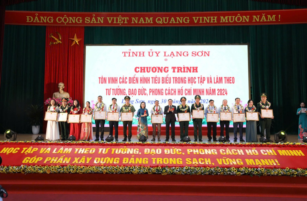 Lạng Sơn: Tôn vinh các điển hình trong học tập và làm theo tư tưởng, đạo đức Hồ Chí Minh Lạng Sơn: Tôn vinh các điển hình trong học tập và làm theo tư tưởng, đạo đức Hồ Chí Minh