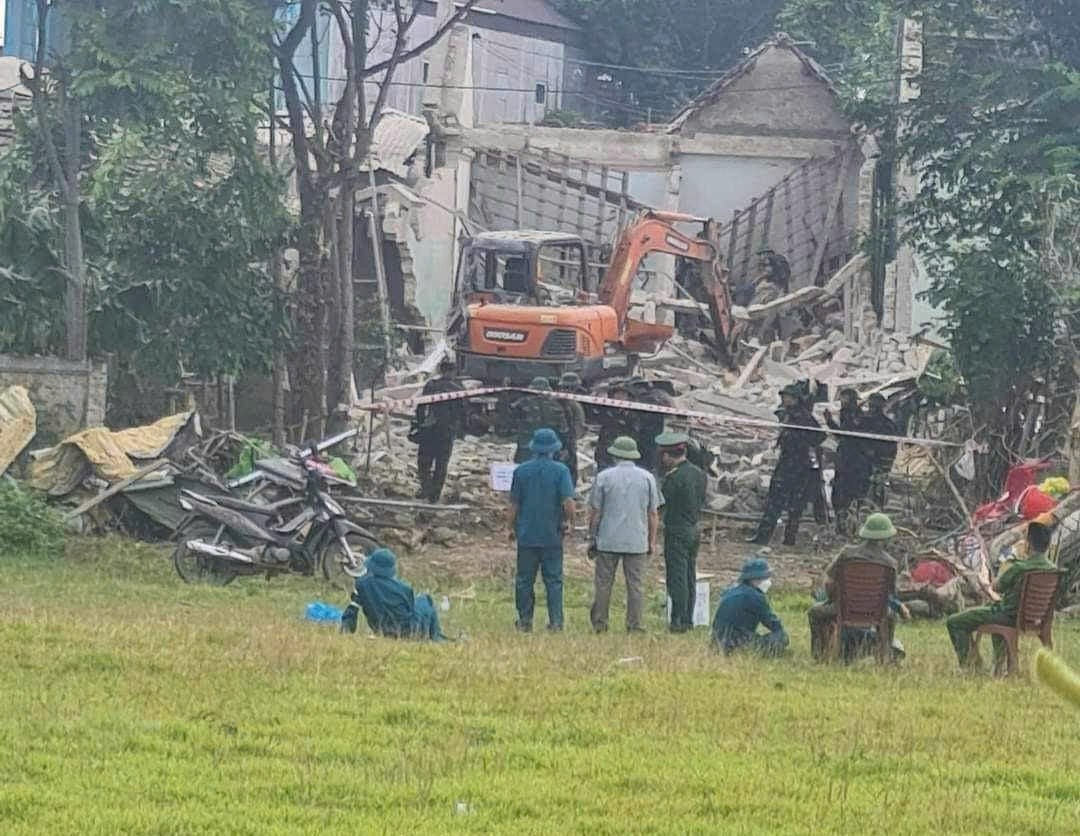 Công binh dò mìn tại hiện trường vụ nổ khiến 4 người thương vong ở Nghệ An Công binh dò mìn tại hiện trường vụ nổ khiến 4 người thương vong ở Nghệ An