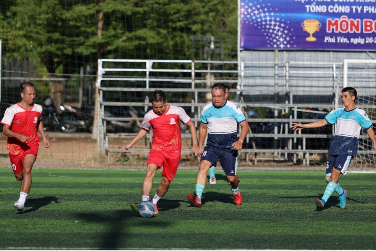 Trận chung kết giữa Công ty Cổ phần Nhiệt điện Hải Phòng (trang phục đỏ) và Công ty Cổ phần Thủy điện Sông Ba Hạ (trang phục xanh) Trận chung kết giữa Công ty Cổ phần Nhiệt điện Hải Phòng (trang phục đỏ) và Công ty Cổ phần Thủy điện Sông Ba Hạ (trang phục xanh)