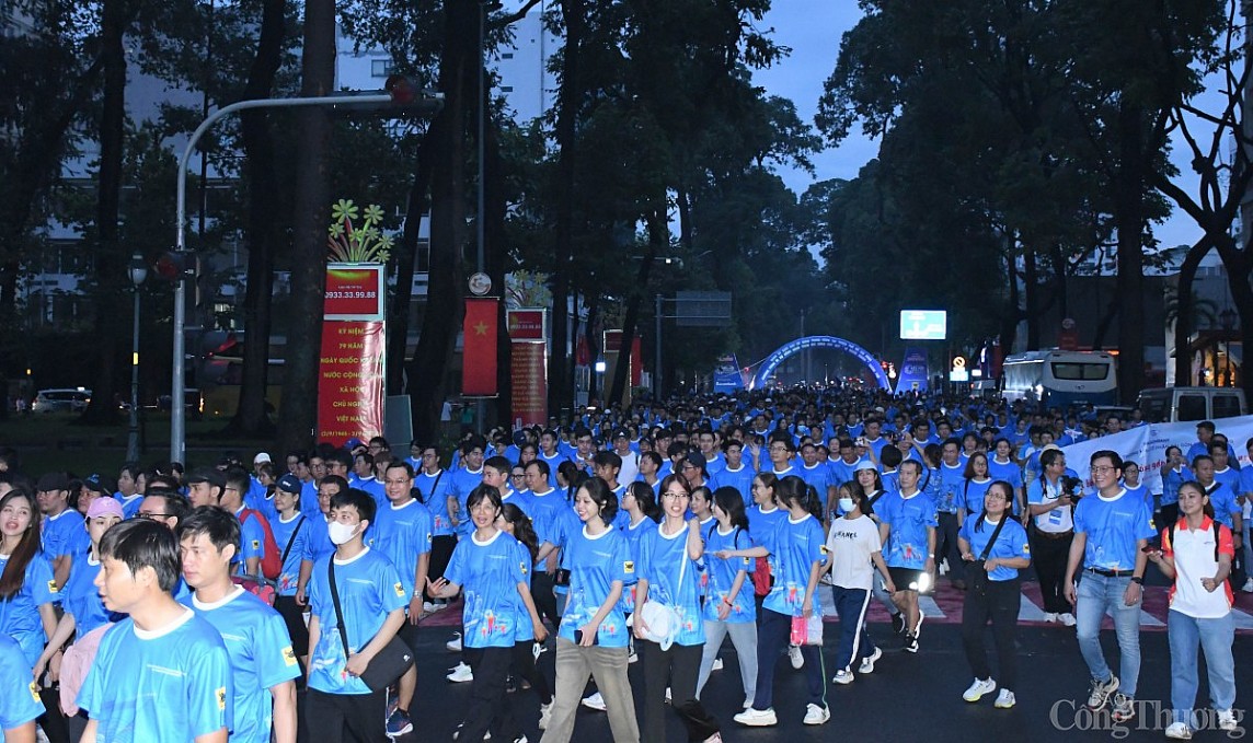 Hơn 3.000 người Khối các cơ quan Trung ương tại TP. Hồ Chí Minh đi bộ đồng hành