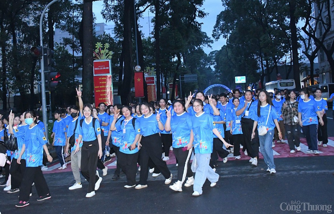 Hơn 3.000 người Khối các cơ quan Trung ương tại TP. Hồ Chí Minh đi bộ đồng hành