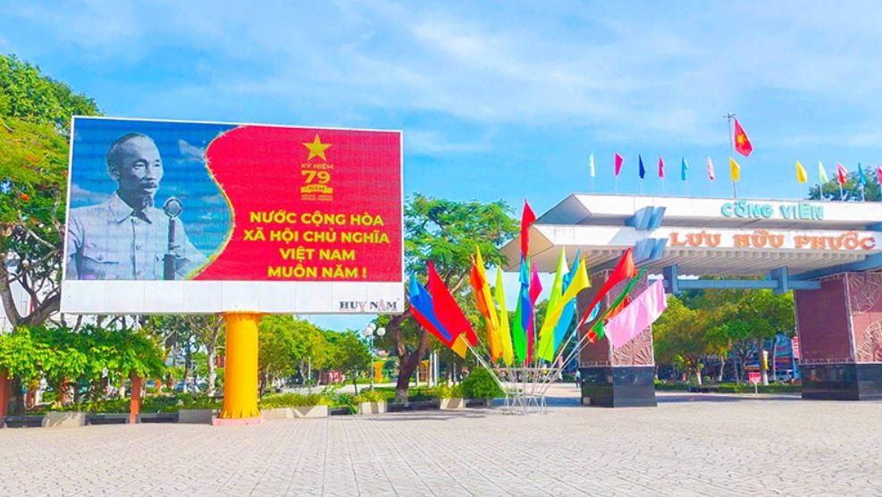 Tuyên truyền kỷ niệm 79 năm Ngày Cách mạng Tháng Tám thành công và Quốc khánh 2-9 tại công viên Lưu Hữu Phước, quận Ninh Kiều.