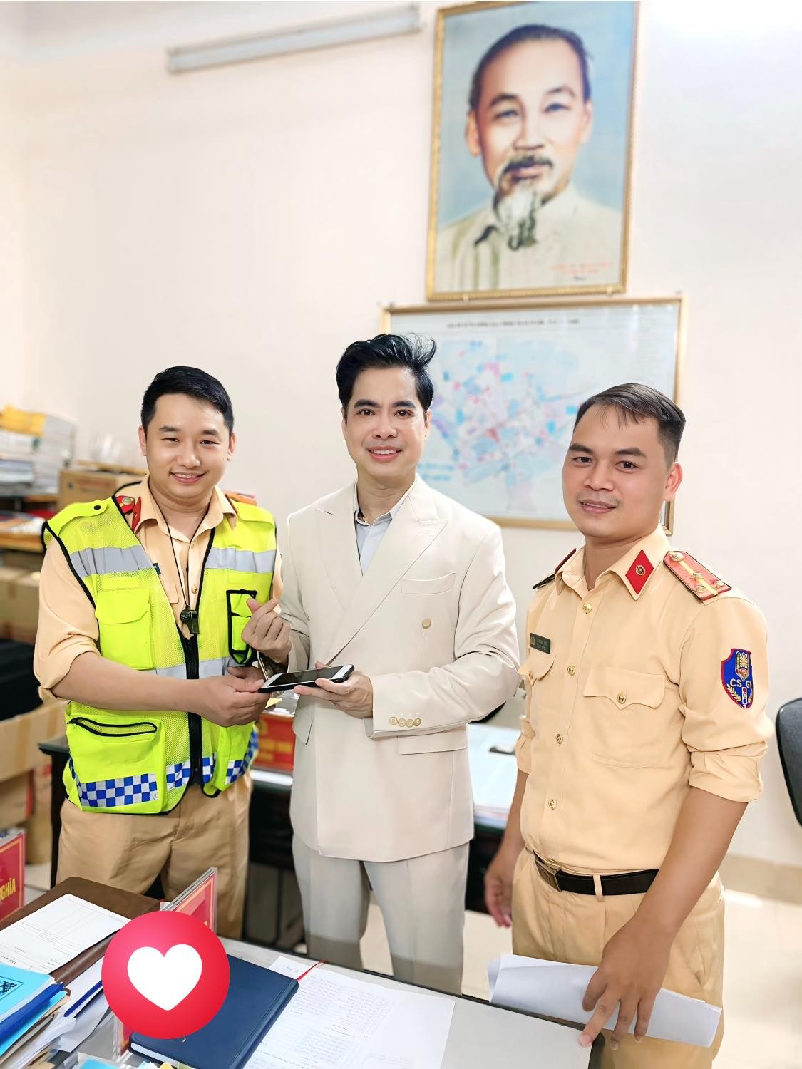 Ca sĩ Ngọc Sơn đánh rơi điện thoại trong đêm tại Bắc Ninh Ca sĩ Ngọc Sơn đánh rơi điện thoại trong đêm tại Bắc Ninh