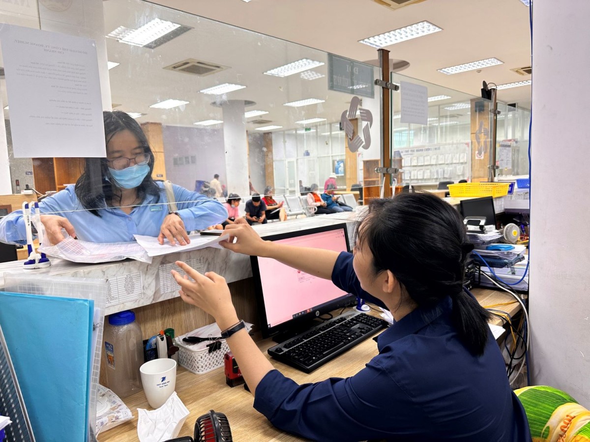 Người dân làm thủ tục thuế Người dân làm thủ tục thuế