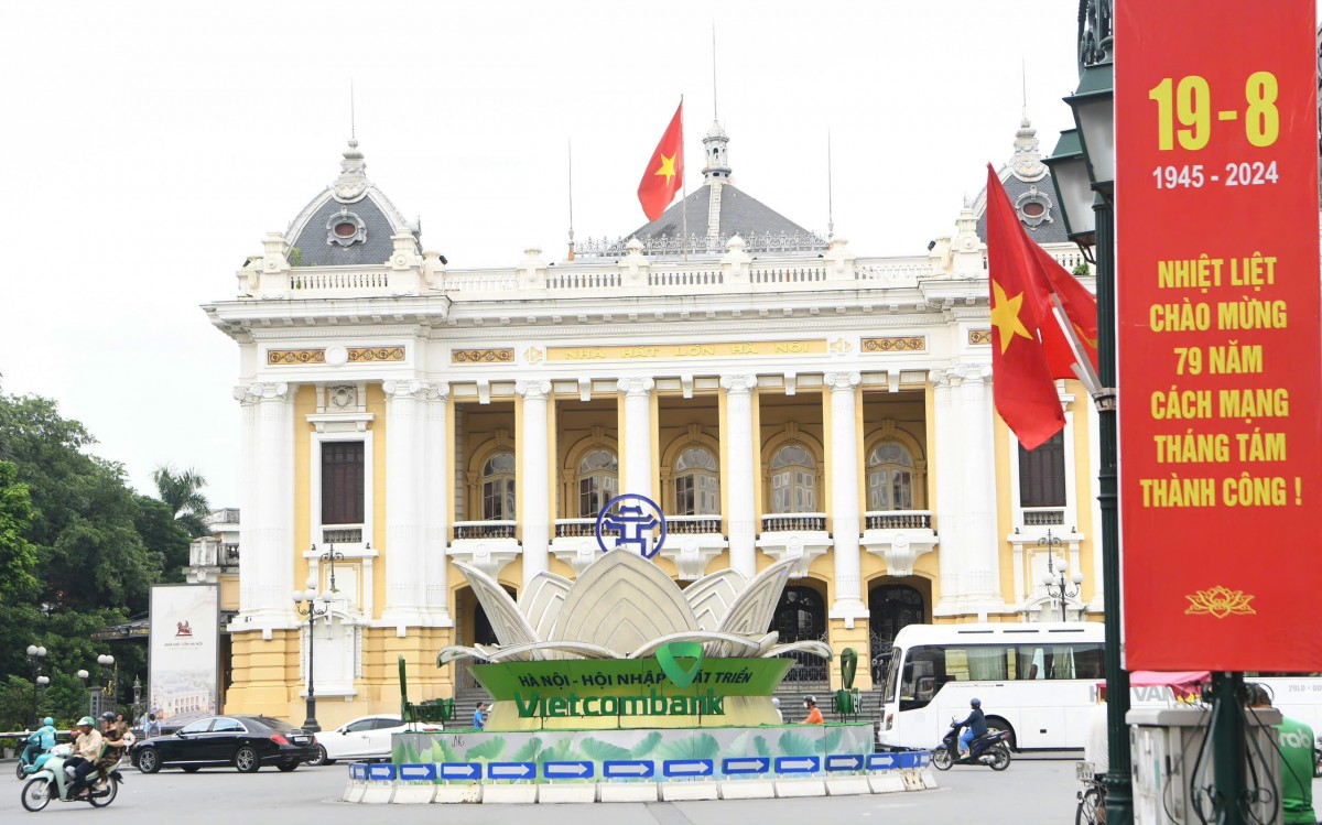 Xung quanh khu vực Nhà hát Lớn, những tấm pano cũng được dựng lên với khẩu hiệu “Nhiệt liệt chào mừng 79 năm Cách mạng Tháng Tám, Quốc khánh nước Cộng hòa xã hội chủ nghĩa Việt Nam