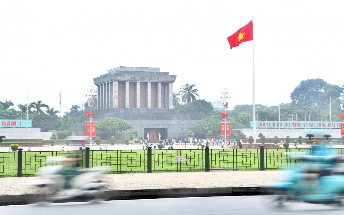 Khu vực Lăng Chủ tịch Hồ Chí Minh rực rỡ cờ, băng rôn chào mừng 79 năm Cách mạng Tháng Tám và Quốc khánh 2-9. Khu vực Lăng Chủ tịch Hồ Chí Minh rực rỡ cờ, băng rôn chào mừng 79 năm Cách mạng Tháng Tám và Quốc khánh 2-9.