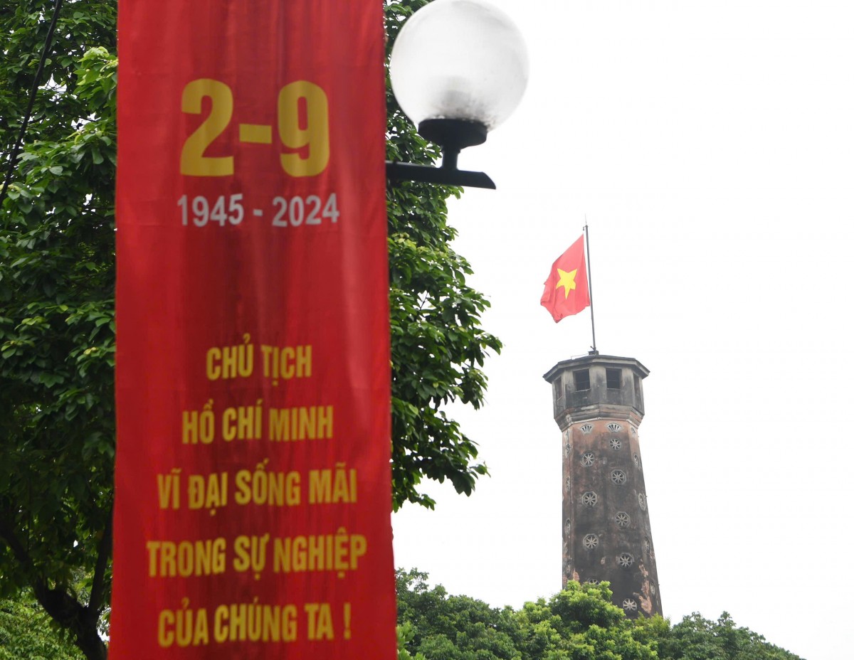 Cột cờ Hà Nội thiêng liêng với lá cờ đỏ sao vàng tung bay phấp phới chào mừng ngày lễ lớn của cra dân tộc Cột cờ Hà Nội thiêng liêng với lá cờ đỏ sao vàng tung bay phấp phới chào mừng ngày lễ lớn của cra dân tộc