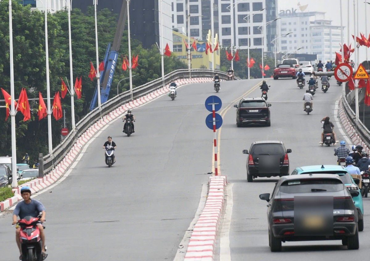 Trên cầu vượt đoạn... cũng phủ kín cờ hoa Trên cầu vượt đoạn... cũng phủ kín cờ hoa