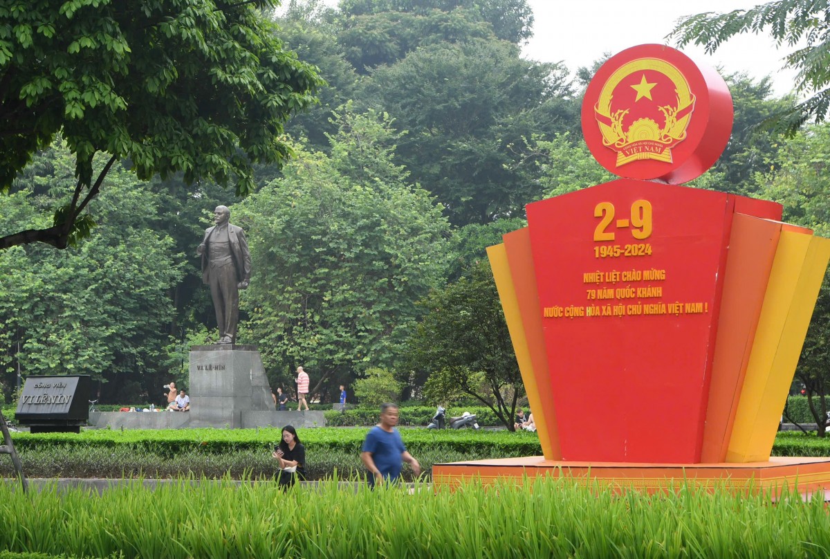 Mô hình chào mừng 79 năm Quốc khánh Nước Cộng hòa xã hội chủ nghĩa Việt Nam tại công viên Lênin. Mô hình chào mừng 79 năm Quốc khánh Nước Cộng hòa xã hội chủ nghĩa Việt Nam tại công viên Lênin.