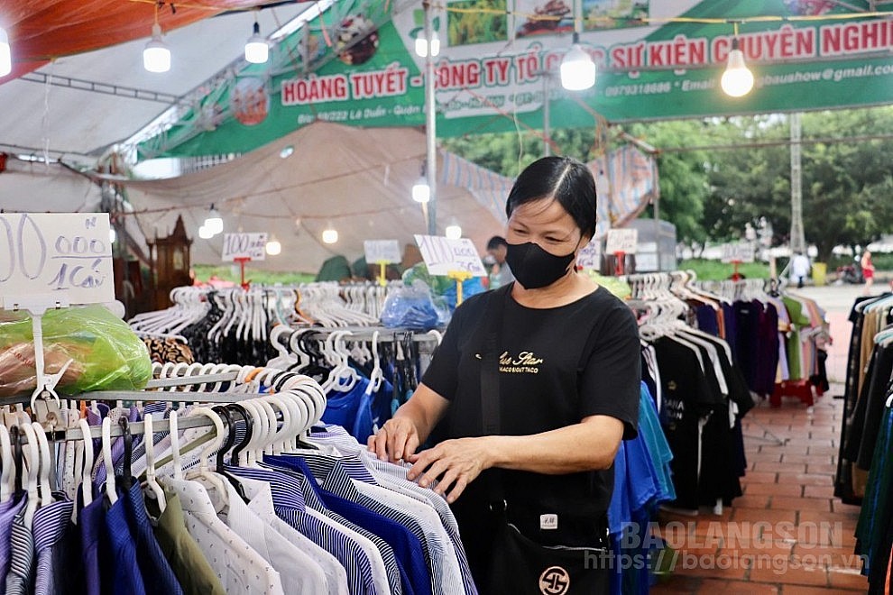 Người dân tham quan, mua sắm tại Hội chợ kích cầu hàng tiêu dùng thành phố Lạng Sơn 2024 (Ảnh: baolangson.vn) Người dân tham quan, mua sắm tại Hội chợ kích cầu hàng tiêu dùng thành phố Lạng Sơn 2024 (Ảnh: baolangson.vn)