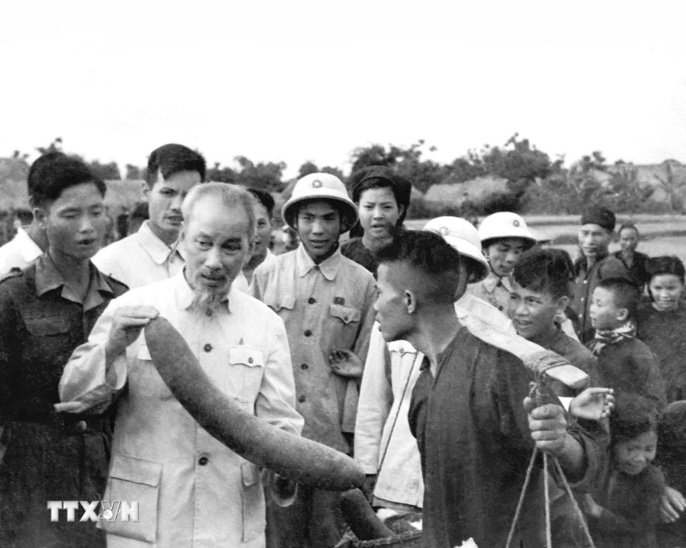 Nông dân xã Ái Quốc, huyện Nam Sách, tỉnh Hải Dương báo cáo kết quả tăng gia sản xuất hoa màu của địa phương với Chủ tịch Hồ Chí Minh (31/5/1957). (Ảnh: TTXVN) ttxvn-bac ho (35.jpg