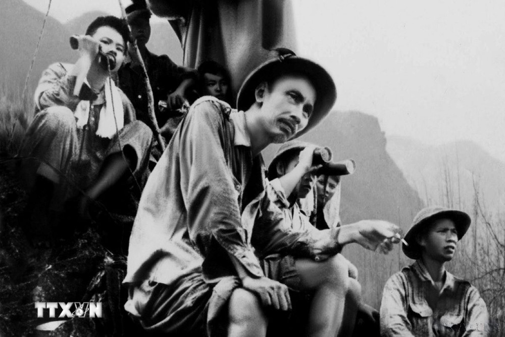 Chủ tịch Hồ Chí Minh theo dõi chặt chẽ diễn biến trận đánh các cứ điểm địch ở Đông Khê, mở màn Chiến dịch Biên giới (16/9/1950). (Ảnh: TTXVN) ttxvn-bac ho (36.jpg