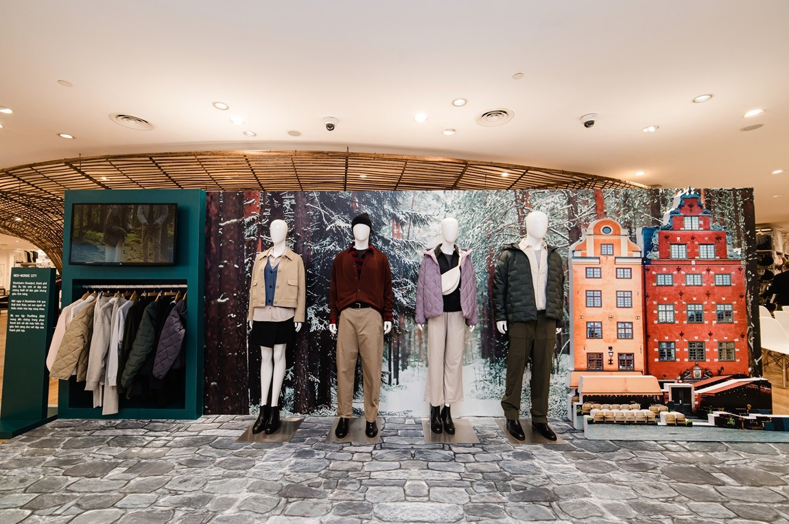 Khu vực trưng bày các trang phục LifeWear mới nhất lấy cảm hứng từ thành phố Stockholm (Thụy Điển) Khu vực trưng bày các trang phục LifeWear mới nhất lấy cảm hứng từ thành phố Stockholm (Thụy Điển)