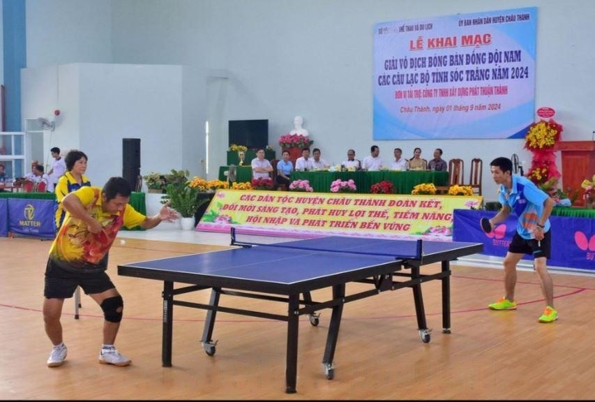 Các tay vợt bước vào cuộc thi đấu vòng loại. Ảnh: PON LƯ Các tay vợt tranh tài tại buổi khai mạc Sóc Trăng