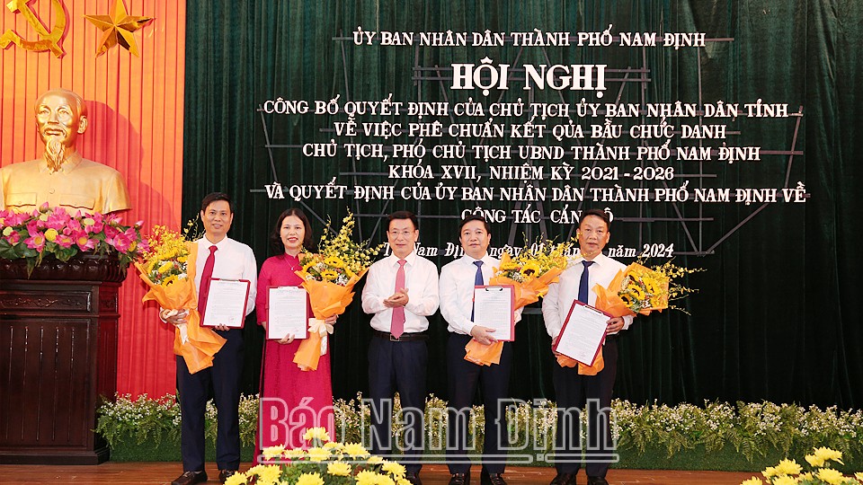 Chủ tịch UBND tỉnh Phạm Đình Nghị trao Quyết định và chúc mừng các đồng chí lãnh đạo UBND thành phố Nam Định.. Ảnh: Văn Huỳnh Chủ tịch UBND tỉnh Phạm Đình Nghị trao Quyết định và chúc mừng các đồng chí lãnh đạo UBND thành phố Nam Định.. Ảnh: Văn Huỳnh