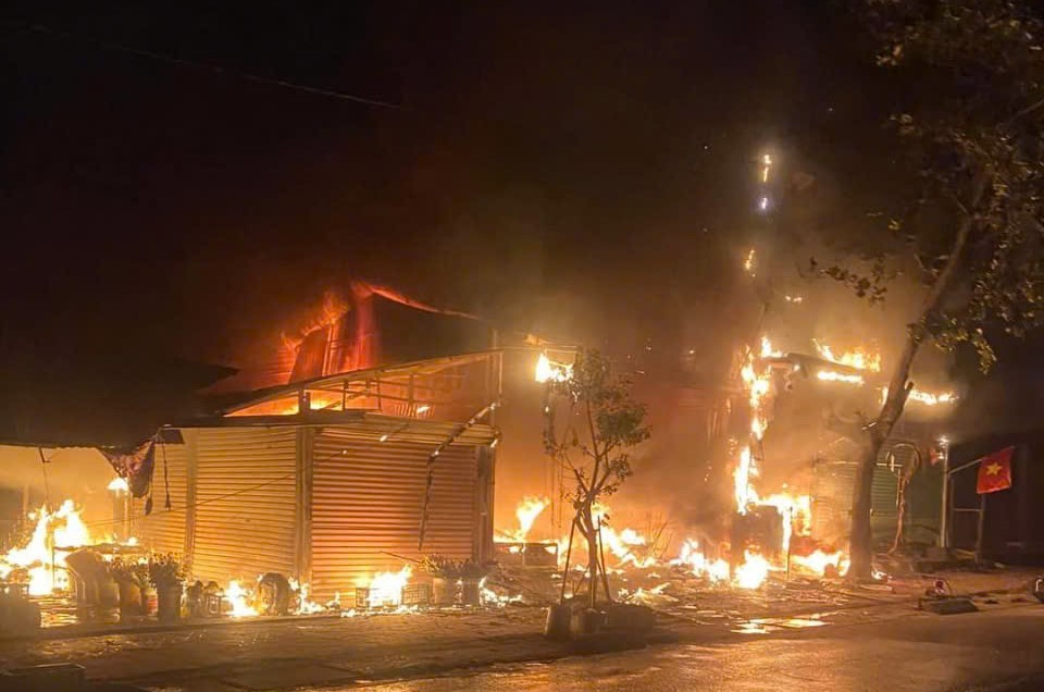 Hỏa hoạn xảy ra vào rạng sáng ngày 2/9 tại huyện Văn Bàn, Lào Cai đã thiêu rụi nhiều gian hàng (Ảnh: Bạn đọc cung cấp) Hỏa hoạn xảy ra vào rạng sáng ngày 2/9 tại huyện Văn Bàn, Lào Cai đã thiêu rụi nhiều gian hàng (Ảnh: Bạn đọc cung cấp)