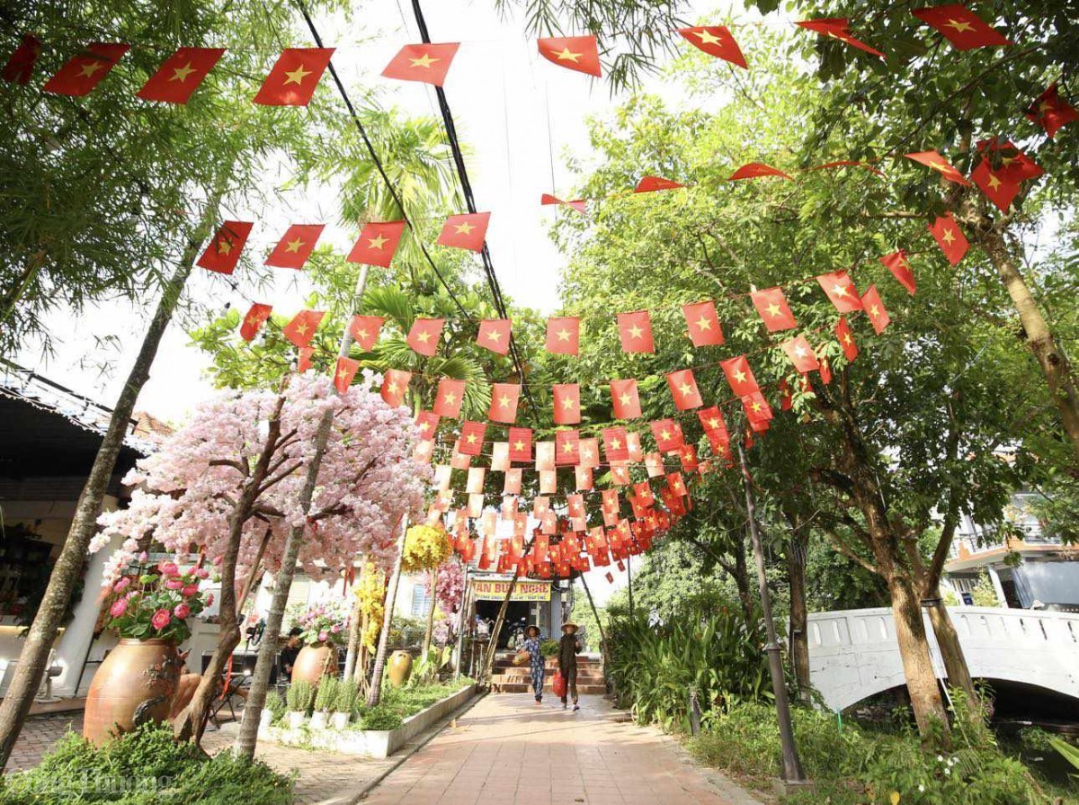 undefined Nhiều điểm du lịch ở Huế, Đà Nẵng cờ hoa rực rỡ ngày Quốc khánh 2/9