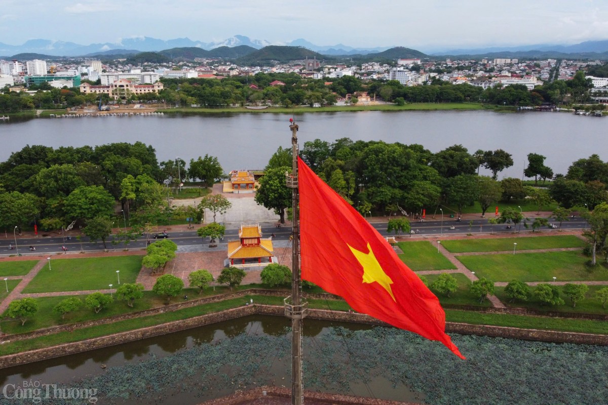 undefined Nhiều điểm du lịch ở Huế, Đà Nẵng cờ hoa rực rỡ ngày Quốc khánh 2/9