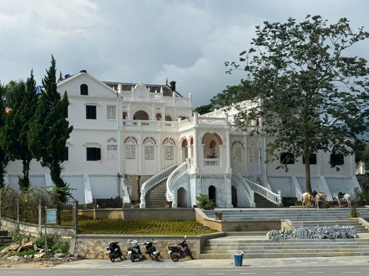 Dinh Hoàng A Tưởng được sơn màu mới với tông màu vàng trắng (chủ yếu là màu trắng).