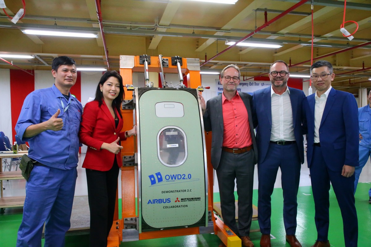 Bà Hoàng Tri Mai, Tổng Giám Đốc Airbus Việt Nam cùng các lãnh đạo, chuyên gia Airbus và MHI Việt Nam trong lễ bàn giao sản phẩm tại nhà máy MHI Việt Nam Bà Hoàng Tri Mai, Tổng Giám Đốc Airbus Việt Nam cùng các lãnh đạo, chuyên gia Airbus và MHI Việt Nam trong lễ bàn giao sản phẩm tại nhà máy MHI Việt Nam