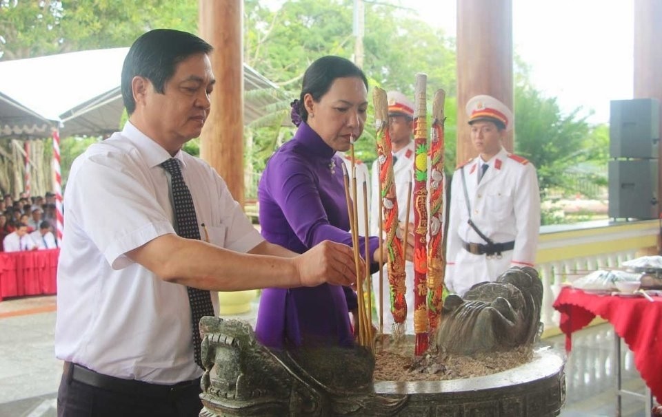 ông Huỳnh Chí Nguyện - Phó Chủ tịch UBND tỉnh Bạc Liêu thắp thắp hương tưởng nhớ Chủ tịch Hồ Chí Minh tại Đền thờ Bác Hồ (xã Châu Thới, huyện Vĩnh Lợi). Ảnh: BLO ông Huỳnh Chí Nguyện - Phó Chủ tịch UBND tỉnh Bạc Liêu thắp thắp hương tưởng nhớ Chủ tịch Hồ Chí Minh tại Đền thờ Bác Hồ (xã Châu Thới, huyện Vĩnh Lợi). Ảnh: BLO
