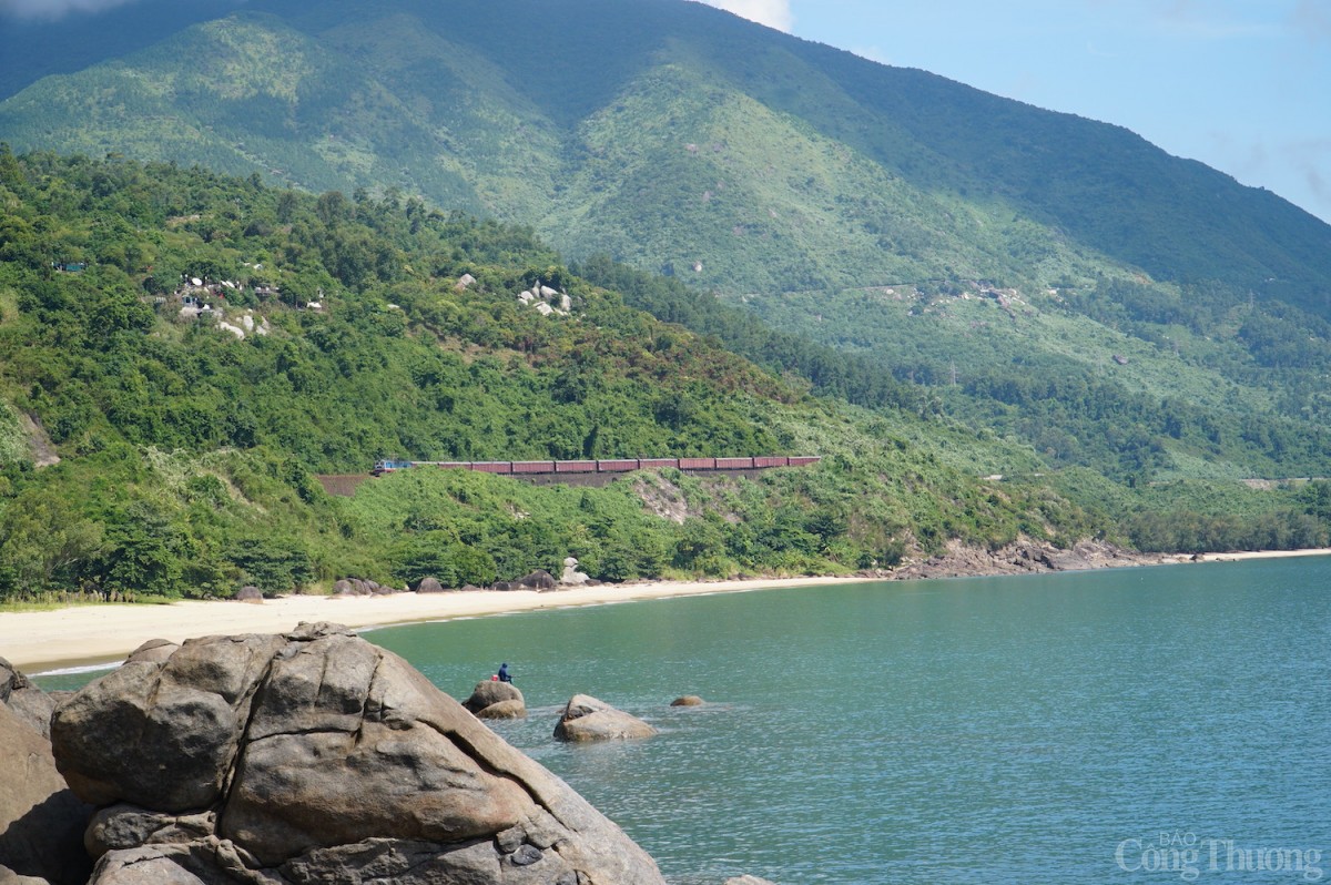 Lượng khách du lịch đến Đà Nẵng bằng đường sắt đạt khoảng 10.678 lượt, tăng mạnh 42,43% so với cùng kỳ năm trước Lượng khách du lịch đến Đà Nẵng bằng đường sắt đạt khoảng 10.678 lượt, tăng mạnh 42,43% so với cùng kỳ năm trước