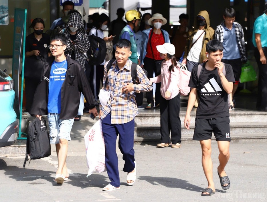 Chùm ảnh: Dòng người nườm nượp trở lại Thủ đô sau kỳ nghỉ lễ Quốc khánh