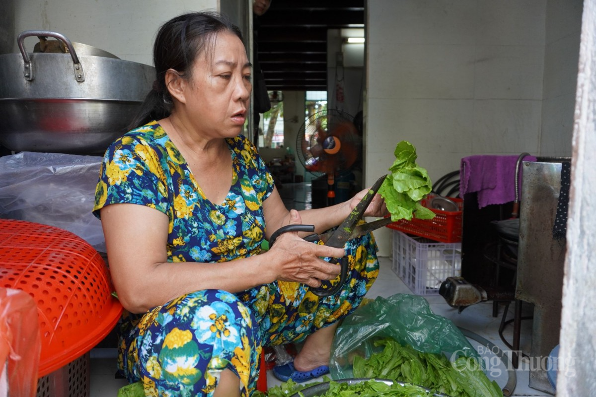 Ấm áp những suất ăn 0 đồng cho người lao động nghèo ở Đà Nẵng