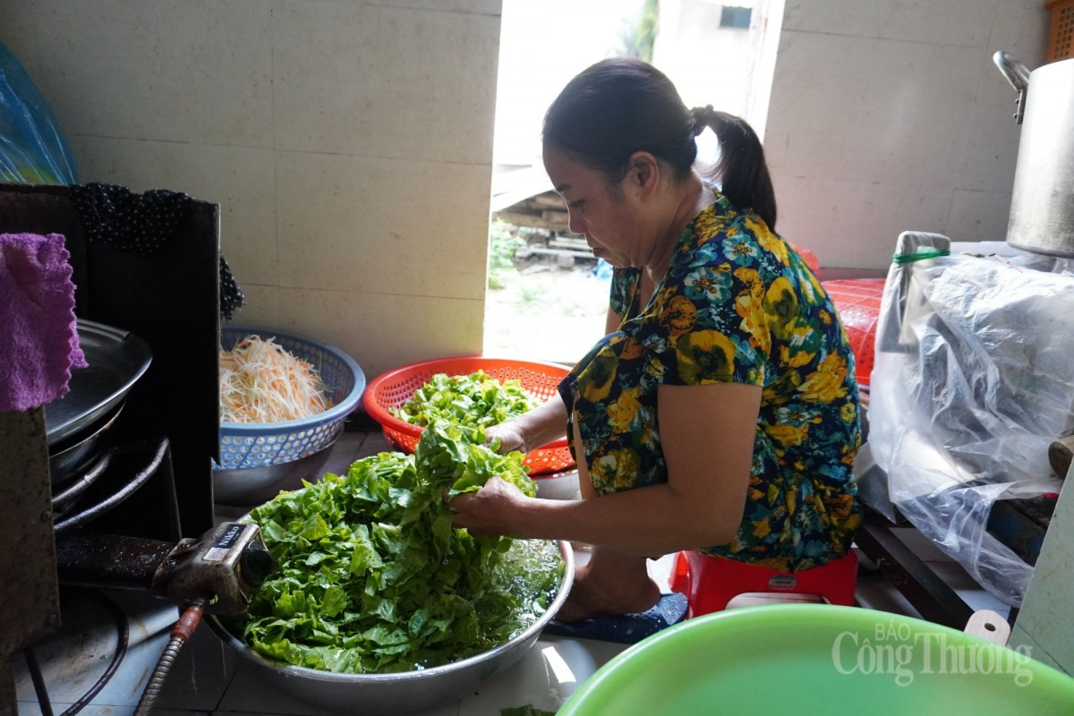 Ấm áp những suất ăn 0 đồng cho người lao động nghèo ở Đà Nẵng