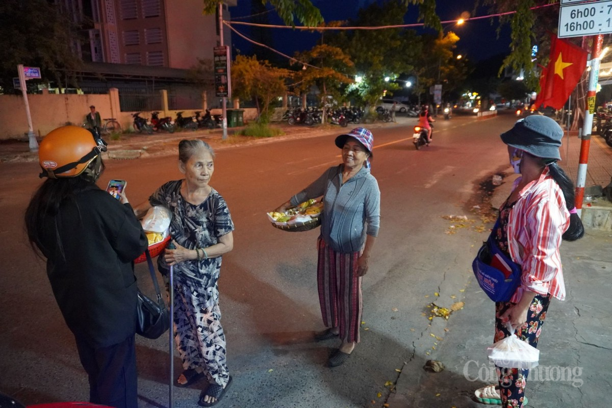 Ấm áp những suất ăn 0 đồng cho người lao động nghèo ở Đà Nẵng