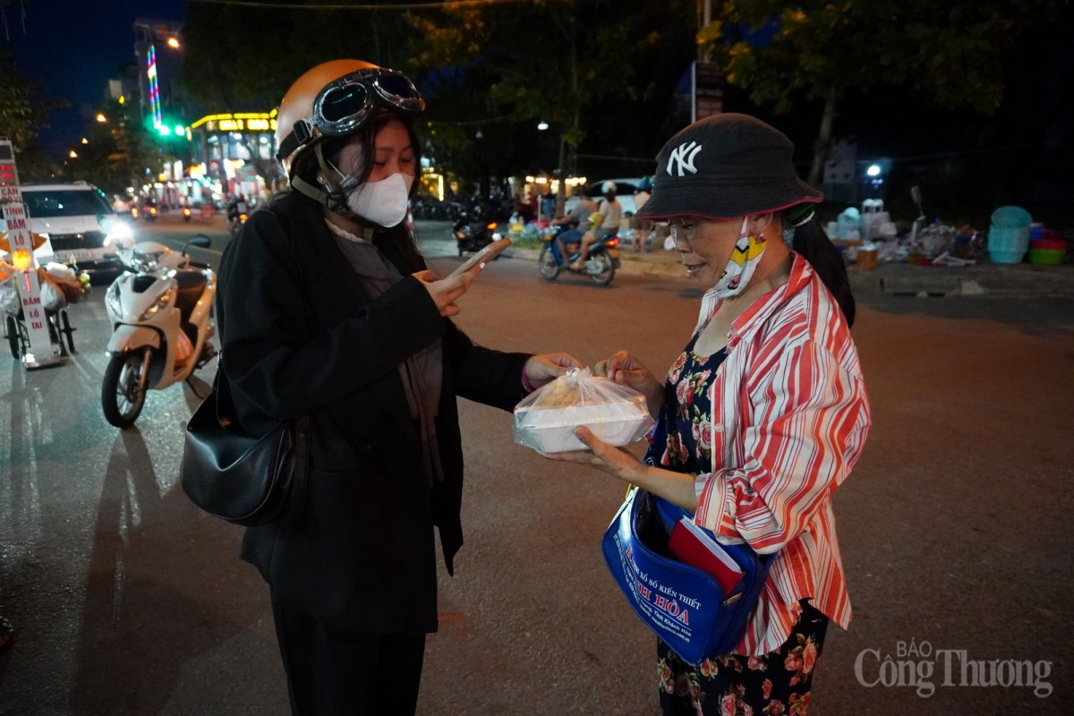 Ấm áp những suất ăn 0 đồng cho người lao động nghèo ở Đà Nẵng