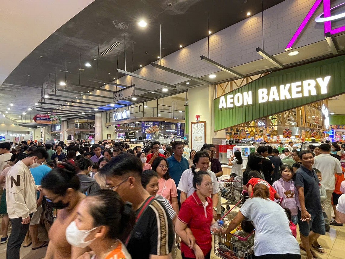 Các siêu thị và trung tâm thương mại AEON trên cả nước đều đông khách trong dịp lễ 2-9. Các siêu thị và trung tâm thương mại AEON trên cả nước đều đông khách trong dịp lễ 2-9.