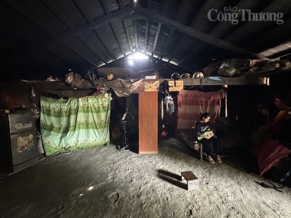 Hủ tục của bản và nỗi đau của người mẹ đang khoác áo học trò