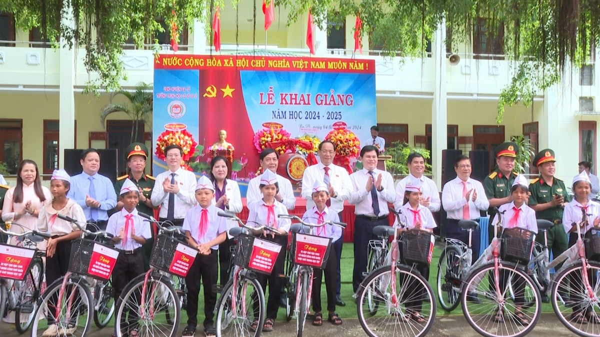 Trong dịp này, Phó Chủ tịch Quốc hội Trần Quan Phương đã trao 31 bộ máy tính và 50 xe đạp cho nhà trường và các em học sinh có hoàn cảnh khó khăn Trong dịp này, Phó Chủ tịch Quốc hội Trần Quan Phương đã trao 31 bộ máy tính và 50 xe đạp cho nhà trường và các em học sinh có hoàn cảnh khó khăn